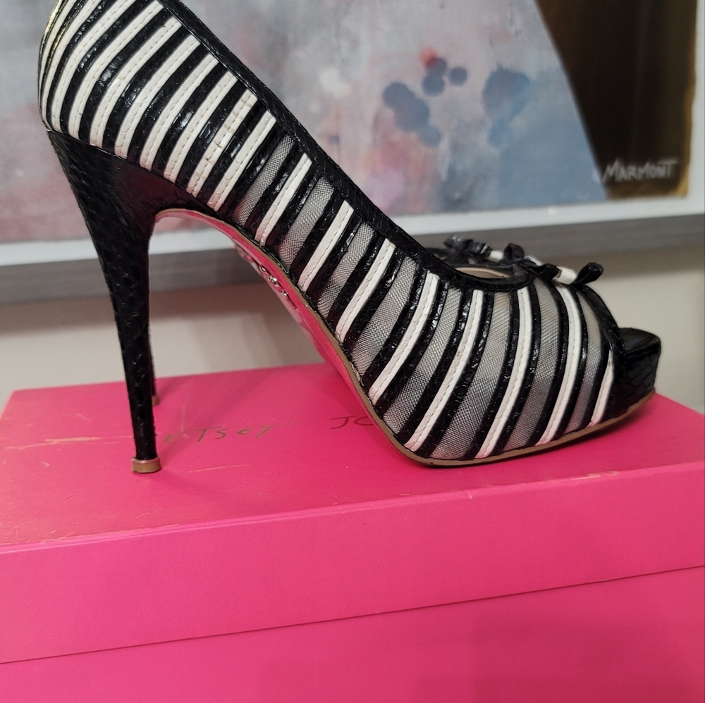 Deandra Black/White Platform